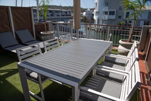 Waterfront Apartment | WATERFRONT NEW LISTNG - 8 SOUTH QUAY -