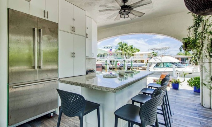 Twin Lakes Apartment | Waterfront Oasis with hot tub!