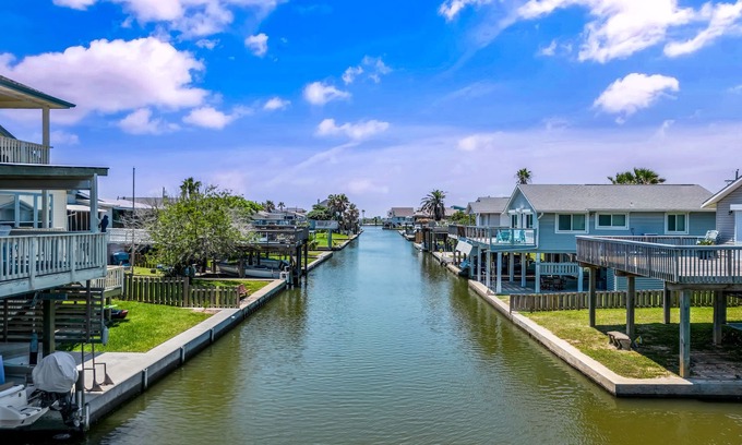 Jamaica Beach House | Waterfront on Bay +Beach+Kayak+ShuffleBoard+Cornhole+Great Fishing