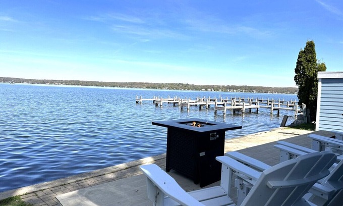 Colgate House | Waterfront on Pewaukee Lake |3BR/2BA|Pier, Kayaks & Paddle Boards