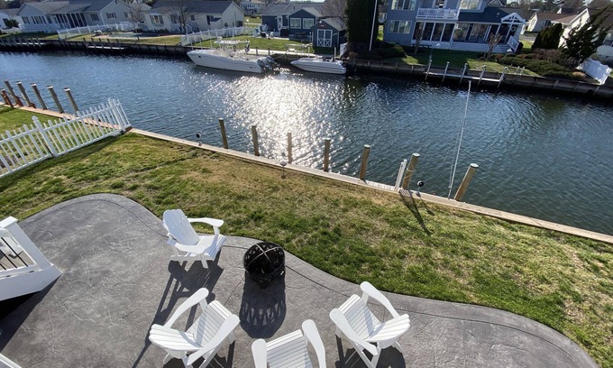 Keen-Wik On the Bay House | WATERFRONT PARADISE! Hot Tub! Bring Your Own Boat! Elevator (3 Floors Sleeps 13)