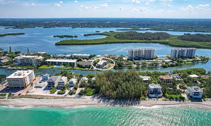 Siesta Key Condo | Waterfront/Pool mins to Siesta Key Beach- bikes/kayaks/SUPs incl-paddle to beach