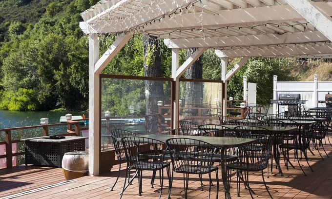 Upper Lake Cabin | Waterfront Queen Jacuzzi Room - The Lodge At Blue Lakes