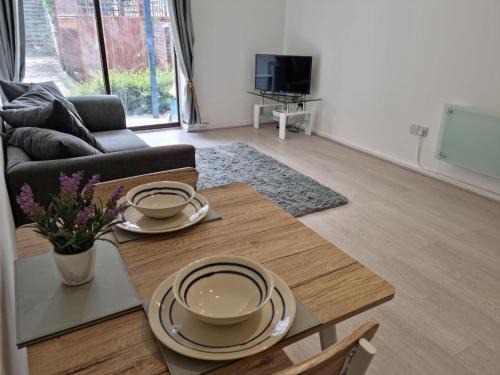 Burnham-on-Crouch Apartment | Waterfront Retreat - Modern Apartment