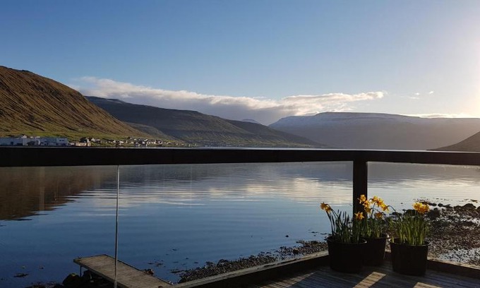 Streymoy House | Waterfront retreat - 2 BR Boathouse