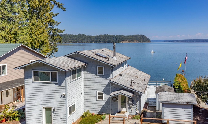 Brinnon House | Waterfront Spectacular in Brinnon WA