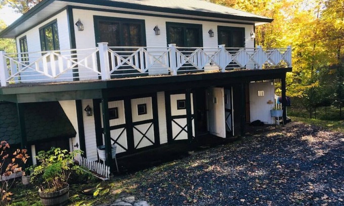 Florence House | Waterfront Splendor in the Woods.