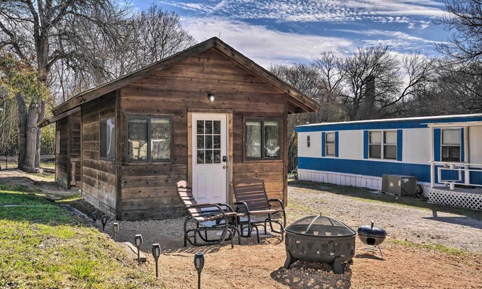 New Braunfels Cabin | Waterfront Studio w/Fire Pit on Lake Dunlap!