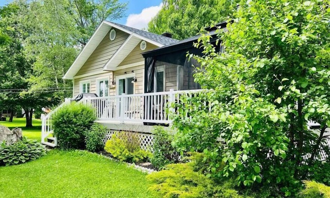 Weedon Ski Chalet | Waterfront- The Happiness Retreat