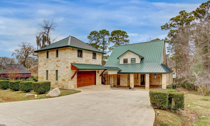 Onalaska House | Waterfront Vacation Get Away