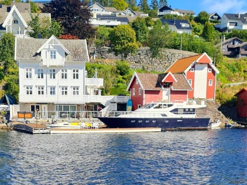 Lindas House | Waterfront Villa Boat Included, Near Bergen