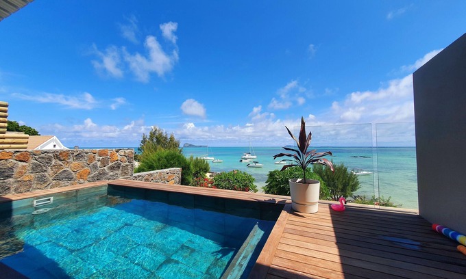 Calodyne Villa | WATERFRONT VILLA, HEATED POOL