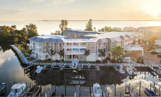 Holmes Beach Hotel | Waterline Marina Resort & Beach Club, Autograph Collection
