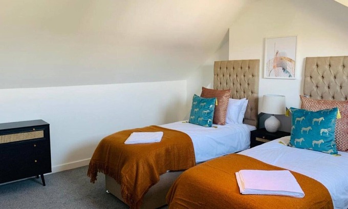 Penylan House | Waterloo House 4 bedroom Sleeps11