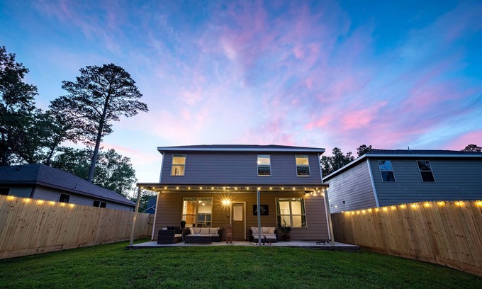 Montgomery House | Waterpoint LakeConroe/Food + Wedding Venues LRG Yard/Covered Patio + Game Garage