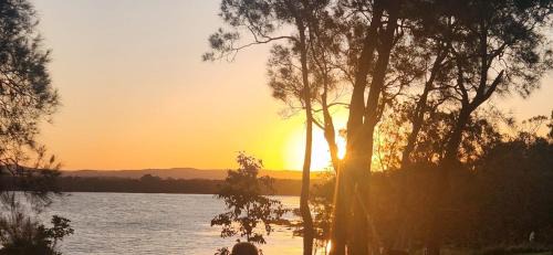 Tuggerawong Apartment | Waters Edge Golden Sunrise Two Bedroom Apartment Recent Reno