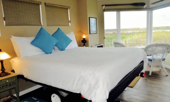 Moss Landing Hotel | WaterVeiw - 2-person Shower - Fireplace