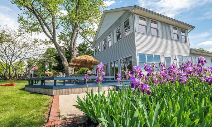 Stevensville House | Waterview Home by Kentmorr Marina, Beach Bar & Grill. Close to wedding venues.