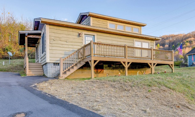Waynesville Cabin | Waynesville Cabin Rental w/Mountain Views