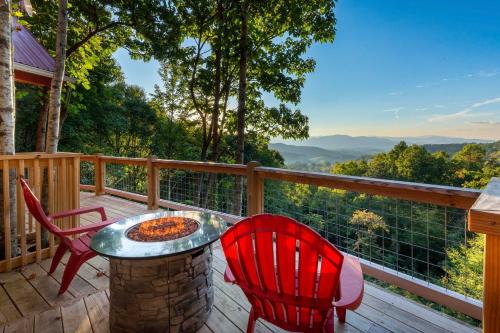 Waynesville House | Waynesville Romantic Hideaway with Private Hot Tub