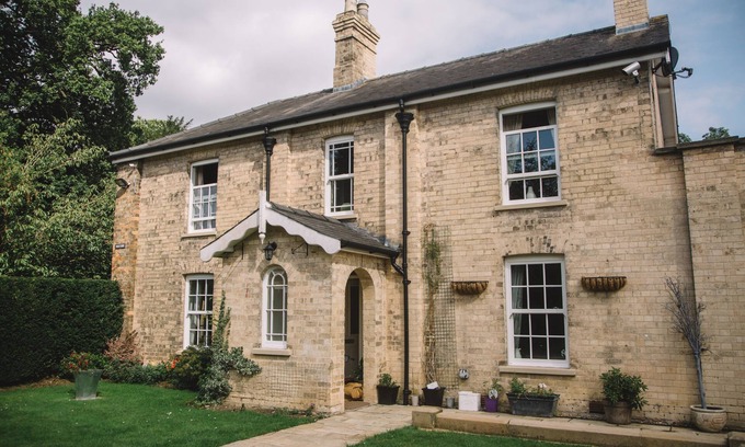 Lincoln House | Wayside, a beautiful Victorian home in a rural setting , 5 miles from Lincoln