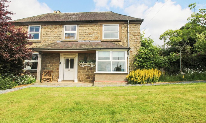 Craven Arms House | WAYSIDE HOUSE, pet friendly, with hot tub in Aston On Clun