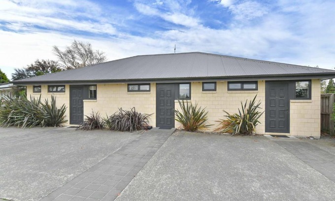 Woodend Hotel | Wayside Motel