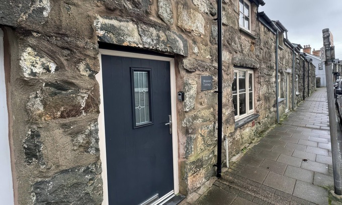 Tremadog Cottage | WEAVER'S COTTAGE, pet friendly, with open fire in Tremadog