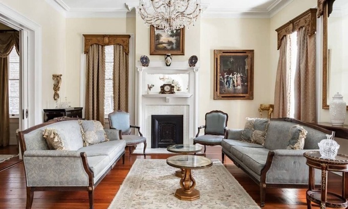 Historic Downtown Savannah House | WEEKNIGHT DISCOUNTS! The Wedding Cake Collection is perfect for large groups!