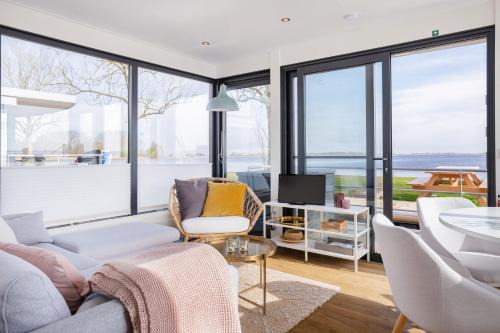 Offingawier House | Welcome in - Houseboat Agua Dolce met tuin, Paviljoenwei 4, Sneek - Offingawier