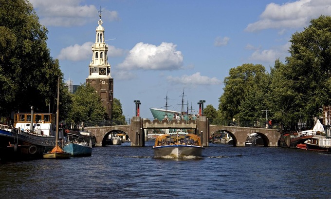 Red Light District Boat Rental | Welcome on board of this newly renovated houseboat apartment, on top location