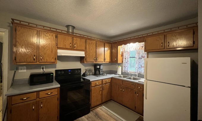 Fairview House | Welcome to Cane Creek Meadows… central to local breweries, hiking, outdoor fun!