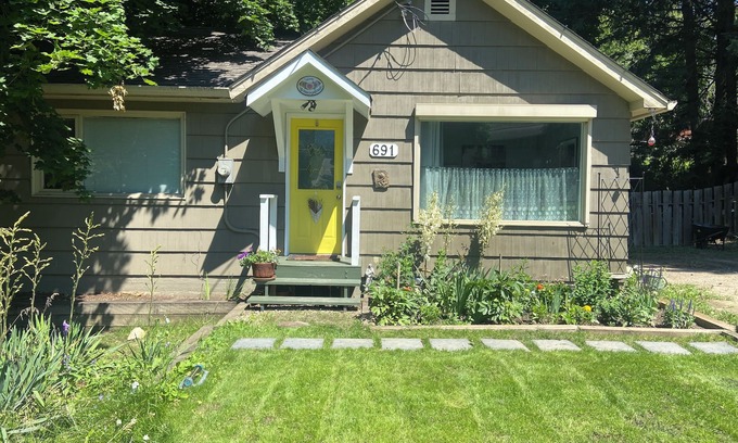 Salmon Arm Cottage | Welcome to Emme Browns Cottage!