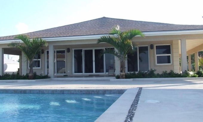 Rokers Point House | Welcome to Hart House- A Luxurious Bahamian Style Beachfront Retreat