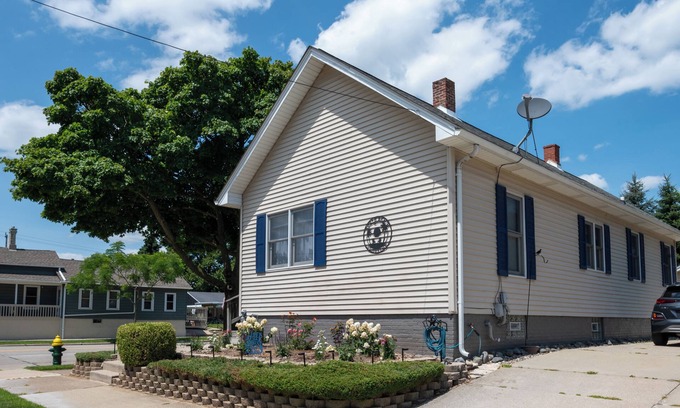 Racine House | Welcome to North Beach Bungalow!nSteps to the Beach, Minutes to Everything!