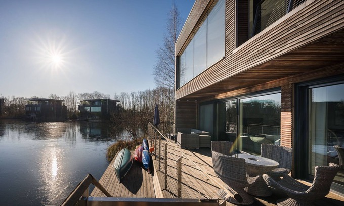 Lechlade House | Welcome to the epitome of lakeside luxury.