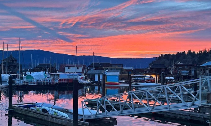 Cowichan Bay Cottage | Welcome to the Ocean Front Cowibbean Cottage