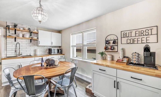 Algoma Apartment | Welcome to The Steele Magnolia! Completely renovated 2 bed/1ba plus bonus pull out futon couch