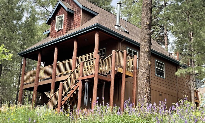 Mountainaire Cabin | Welcome to Treehouse Cabin in the Pines. The forest is calling, adventure awaits