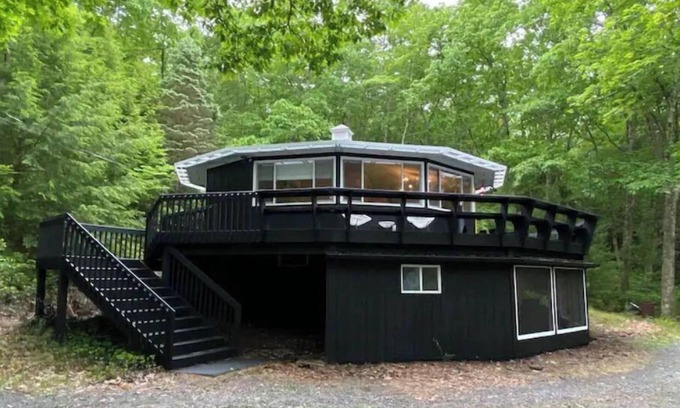 Cuddebackville House | Welcome to your twelve-sided getaway!