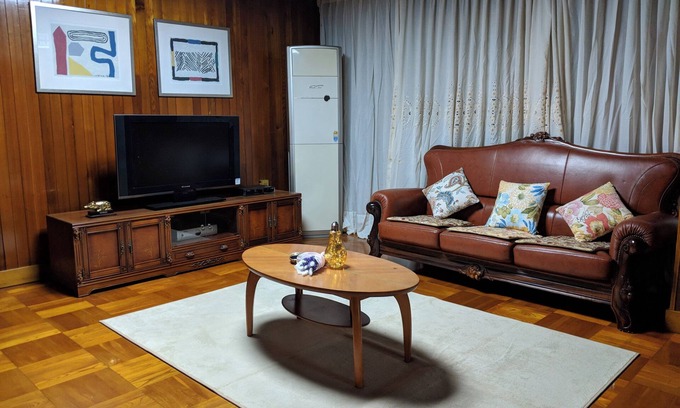 Gyeongju House | Welcoming Blue House in city center with garden, 4 rooms