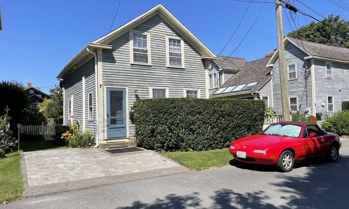 Fifth Ward House | Welcoming Cottage on Spencer Park, in 1st Block of Harbor, Nr Restaurants, Shops
