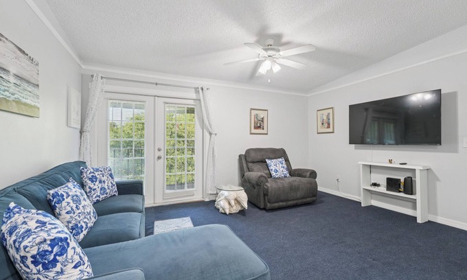 Lake Frederica Condo | Welcoming Cozy 2BR/2BA Condo Near Downtown Orlando & Attractions with Pool