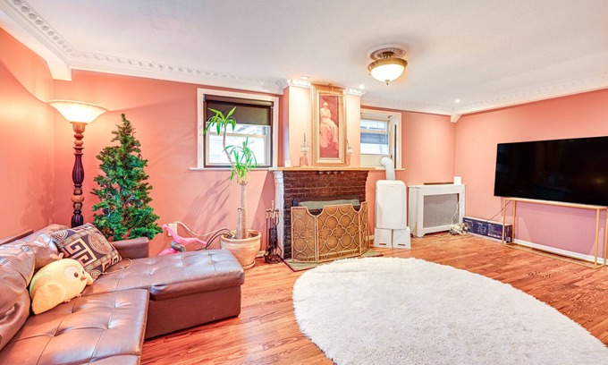 Glen Cove House | Welcoming Glen Cove Home ~ 1 Mi to Public Beach!