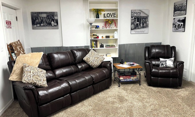Neosho Apartment | Welcoming & large, cozy apartment, front door parking, 1 minute walk to downtown