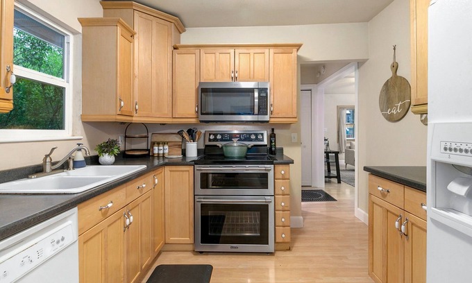 Loveland House | Welcoming Washington Abode Close to Downtown Artisans and Amenities!