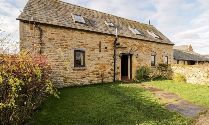Longborough Cottage | WELL COTTAGE, pet friendly, with a garden in Moreton-In-Marsh