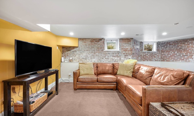 Whittier House | Well equipped 1-bedroom basement apartment/private entrance, AC, WiFi Denver