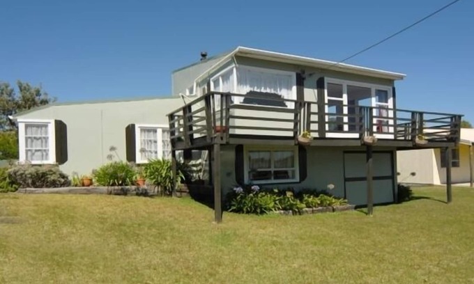 Hokio Beach House | Well-equipped, spacious classic kiwi bach across from beach
