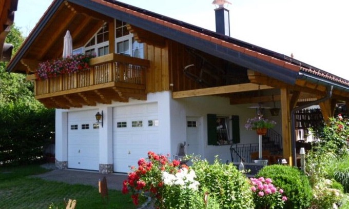 Wiederhofen Apartment | Well-kept apartment in a quiet location with separate entrance and large balcony